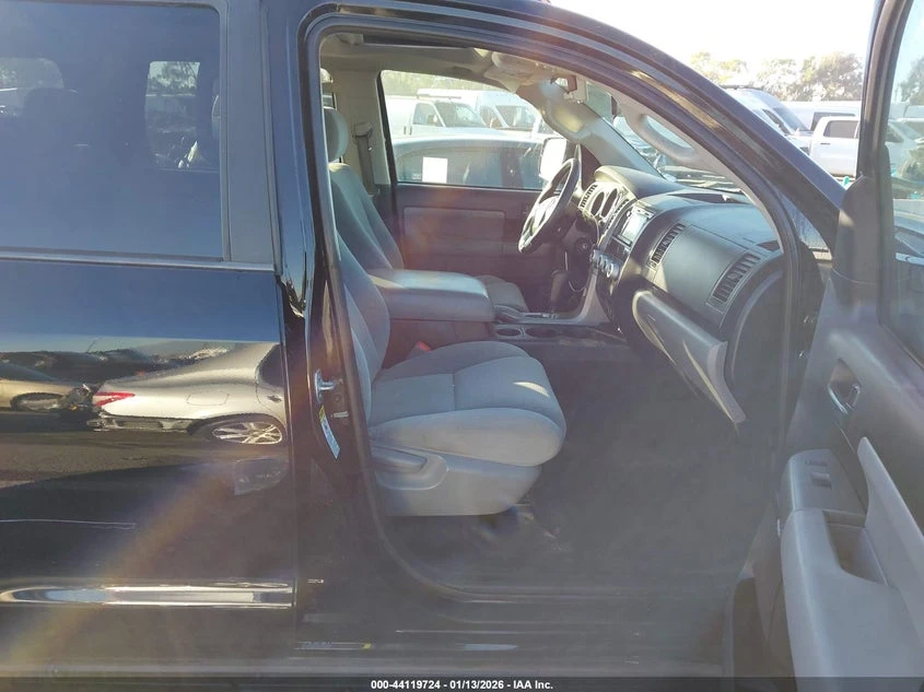 Toyota Sequoia 5.7L V-8 DOHC, VVT, 381HP 4X2 Drive, снимка 5 - Автомобили и джипове - 53829140