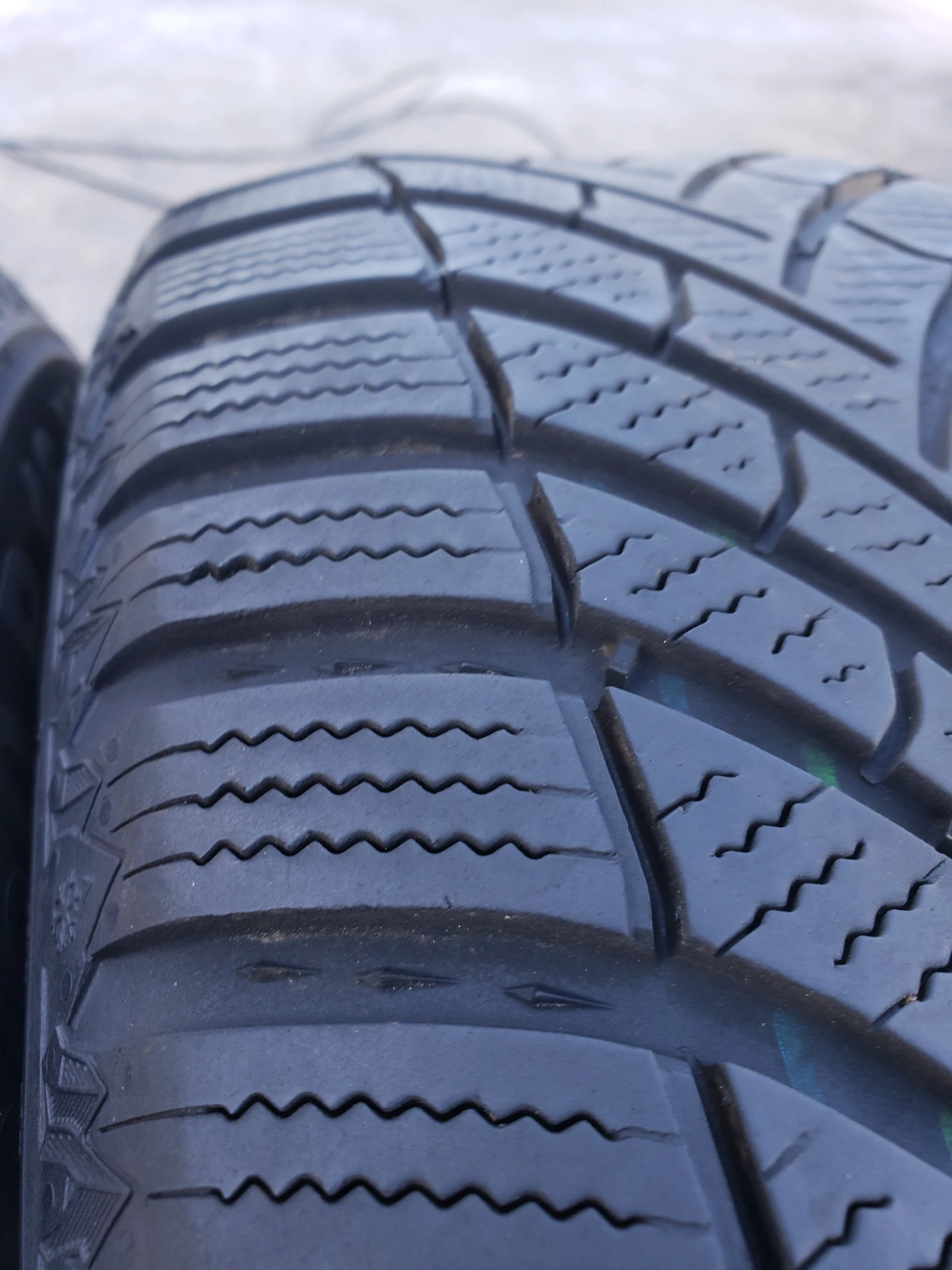 Гуми Зимни 215/60R16, снимка 4 - Гуми и джанти - 56017235