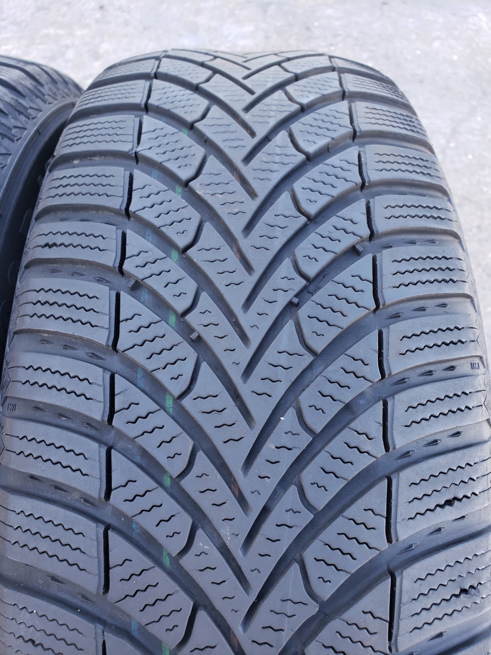 Гуми Зимни 215/60R16