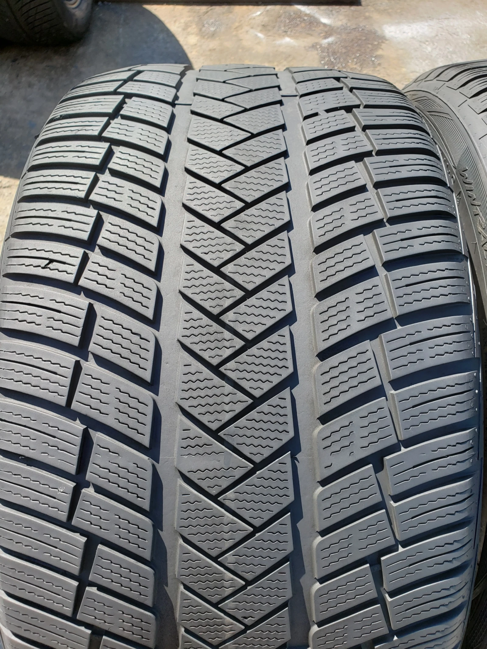 Гуми Зимни 315/35R21