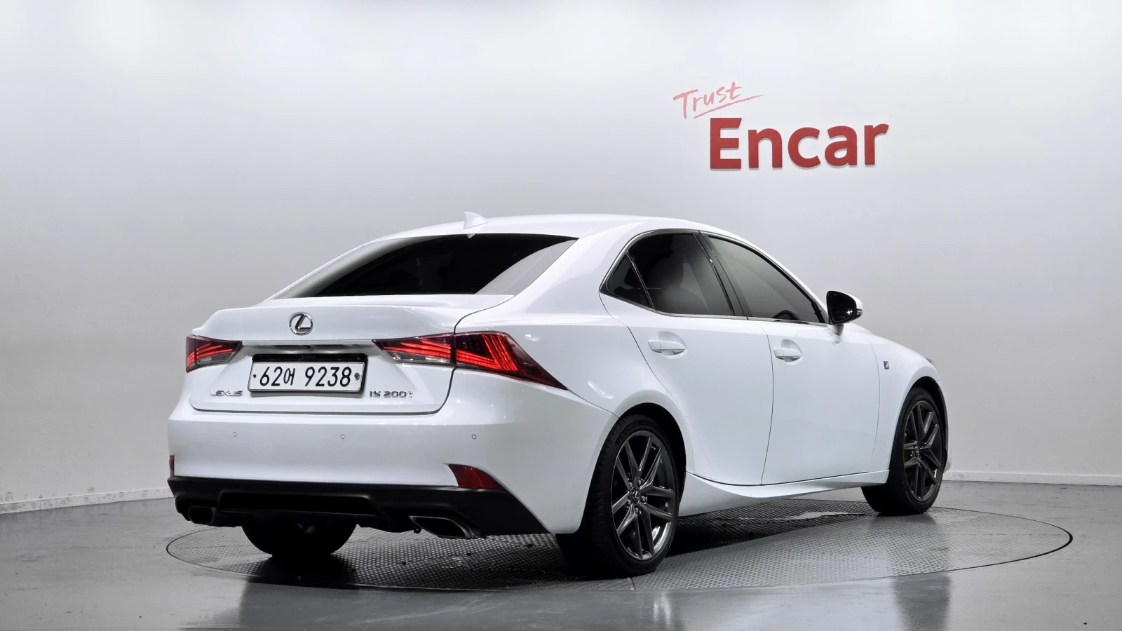 Lexus IS F-Sport* BLIND SPOT* ПОДГРЕВ ВОЛАН* ЛЮК* КРАЙНА ЦЕ, снимка 2 - Автомобили и джипове - 55349479