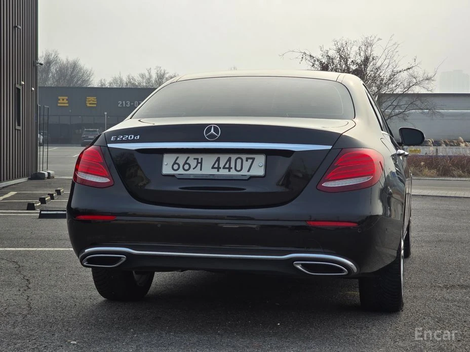 Mercedes-Benz E 220, снимка 2 - Автомобили и джипове - 55510518