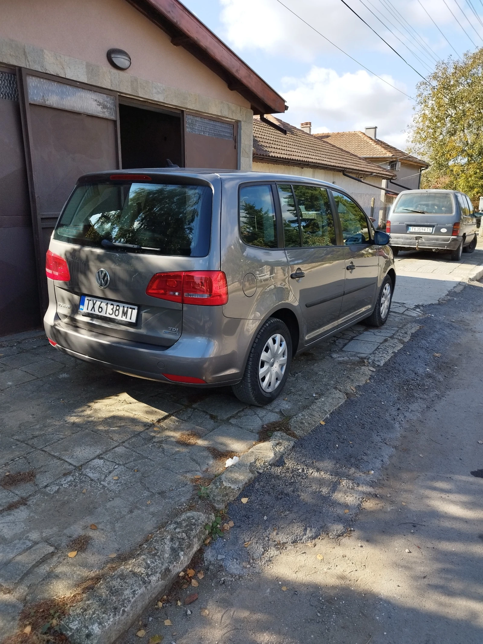 VW Touran, снимка 2 - Автомобили и джипове - 56155243