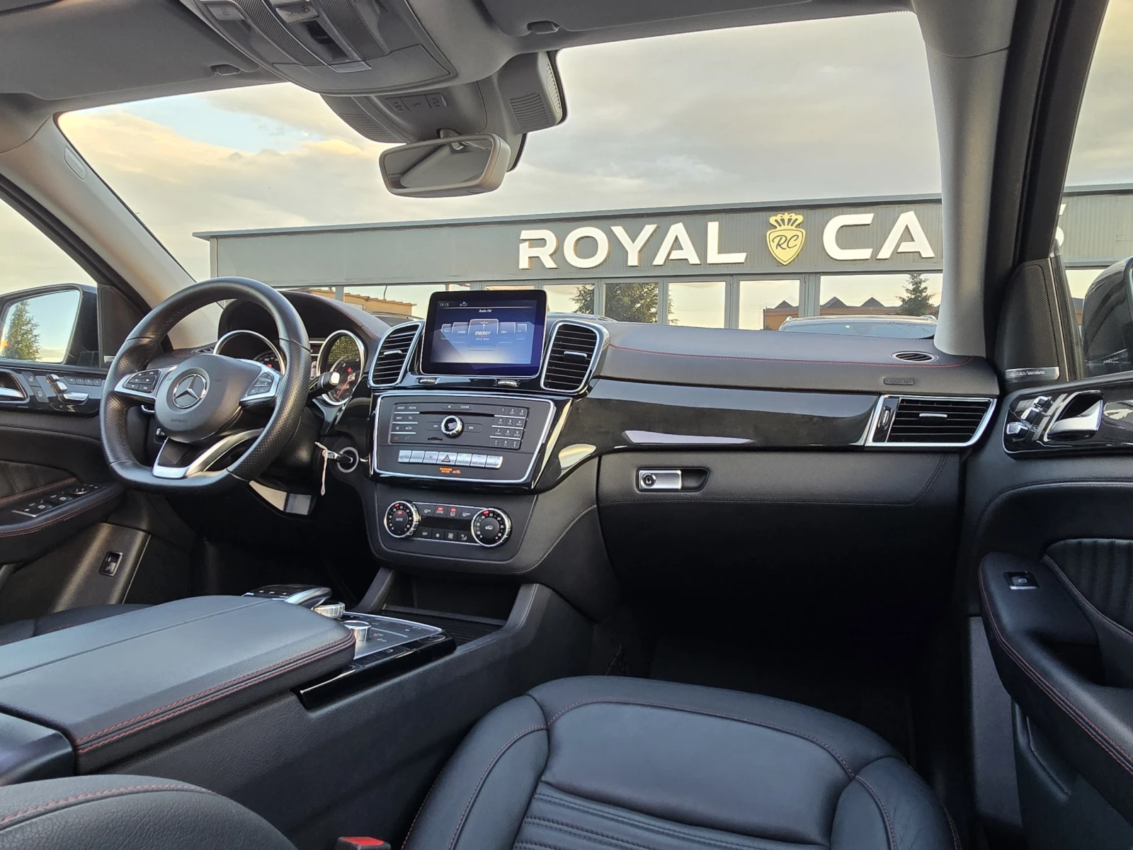 Mercedes-Benz GLE 350 * AMG 6.3 * PANO* Harman Kardon* 360* , снимка 12 - Автомобили и джипове - 54759379