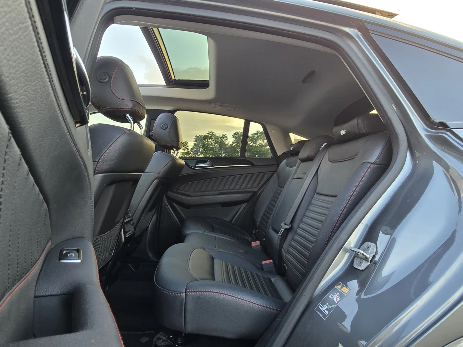 Mercedes-Benz GLE 350 * AMG 6.3 * PANO* Harman Kardon* 360* , снимка 10 - Автомобили и джипове - 54759379