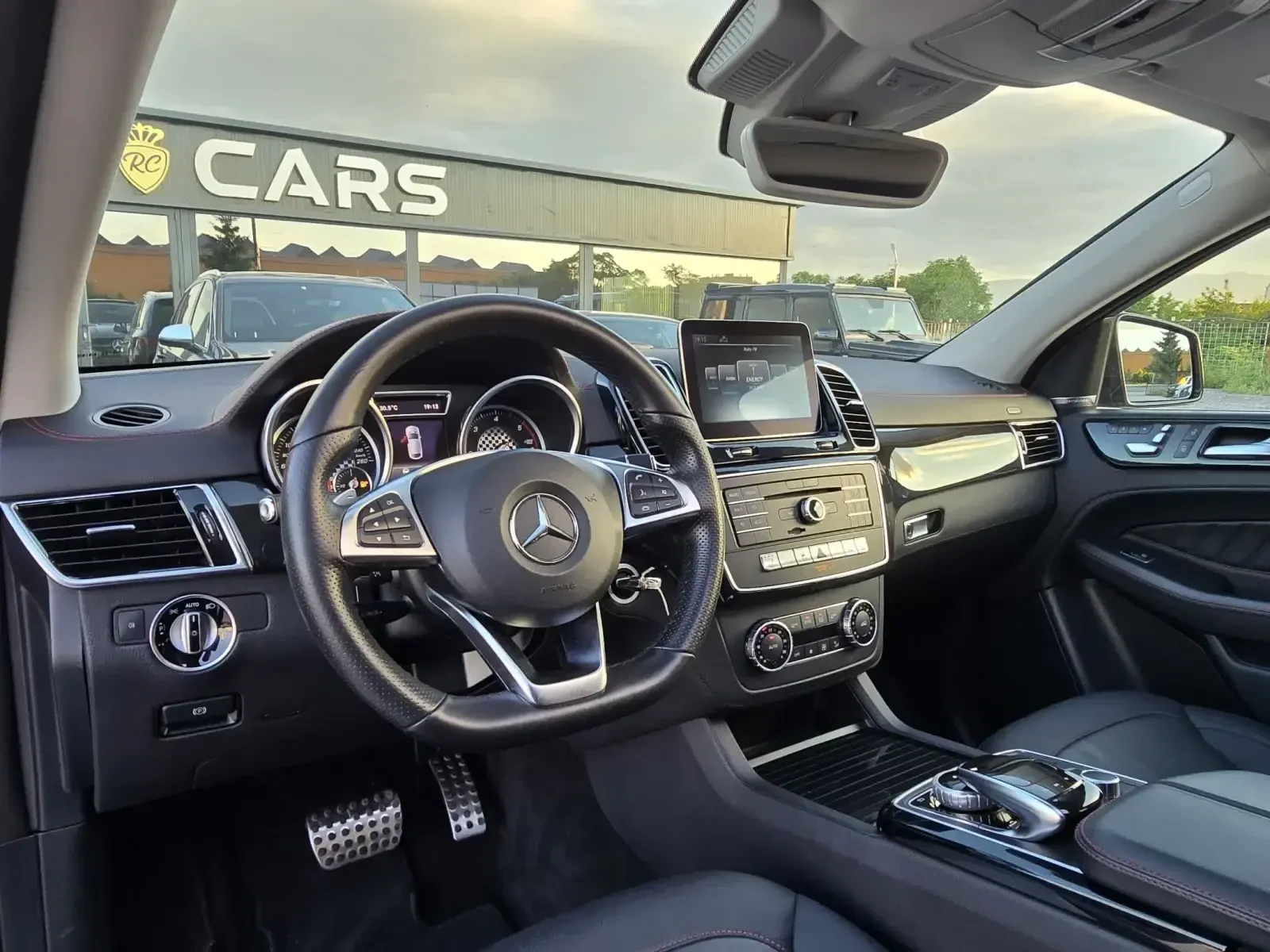 Mercedes-Benz GLE 350 * AMG 6.3 * PANO* Harman Kardon* 360* , снимка 9 - Автомобили и джипове - 54759379