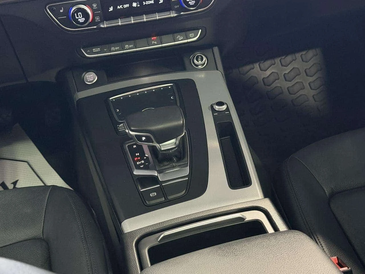 Audi Q5 TECHNIK| PANO| ПОДГРЕВИ| 360| CARFAX| , снимка 10 - Автомобили и джипове - 55448315