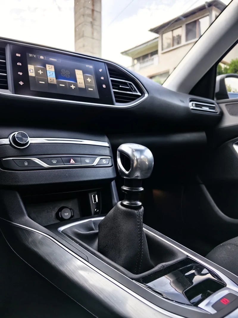 Peugeot 308 1.2 PureTech PANO LED, снимка 12 - Автомобили и джипове - 52253831