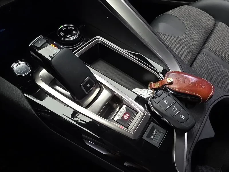 Peugeot 3008 1.5 BlueHDI Allure - САМО 30% АВАНС, снимка 9 - Автомобили и джипове - 55987588