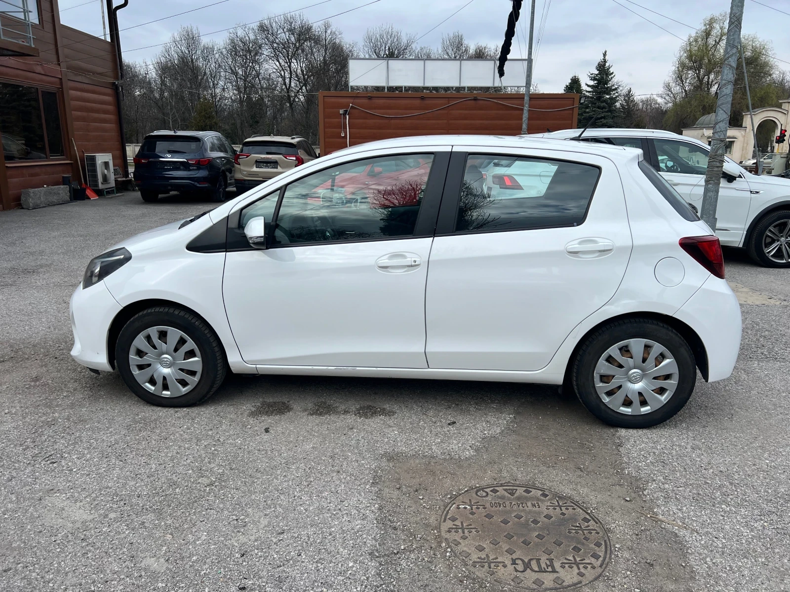 Toyota Yaris 1.33 i Facelift , снимка 8 - Автомобили и джипове - 54003999