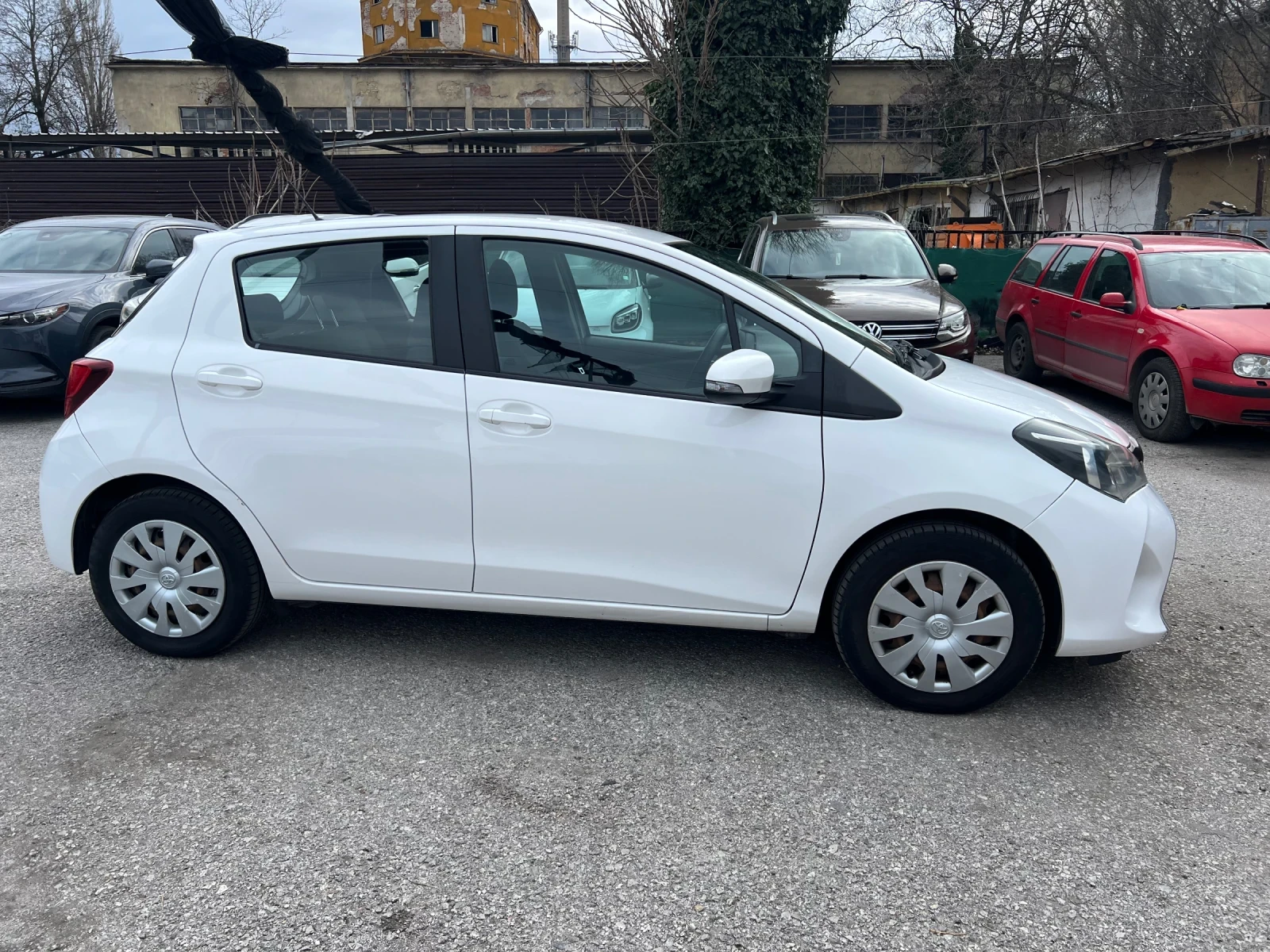 Toyota Yaris 1.33 i Facelift , снимка 4 - Автомобили и джипове - 54003999