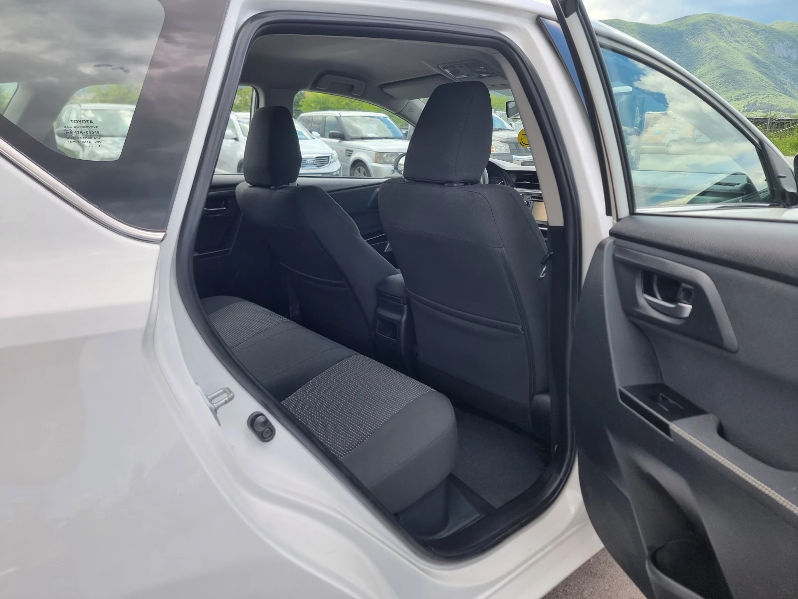 Toyota Auris 1.8 HYBRID, снимка 14 - Автомобили и джипове - 54565830