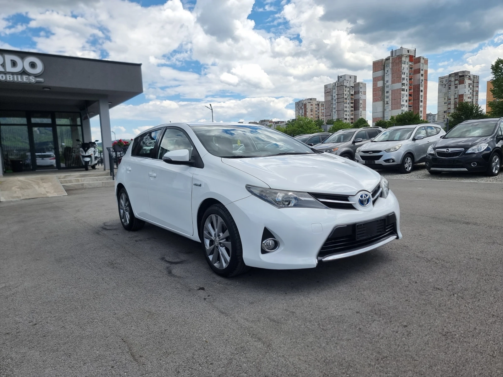Toyota Auris 1.8 HYBRID, снимка 8 - Автомобили и джипове - 54565830