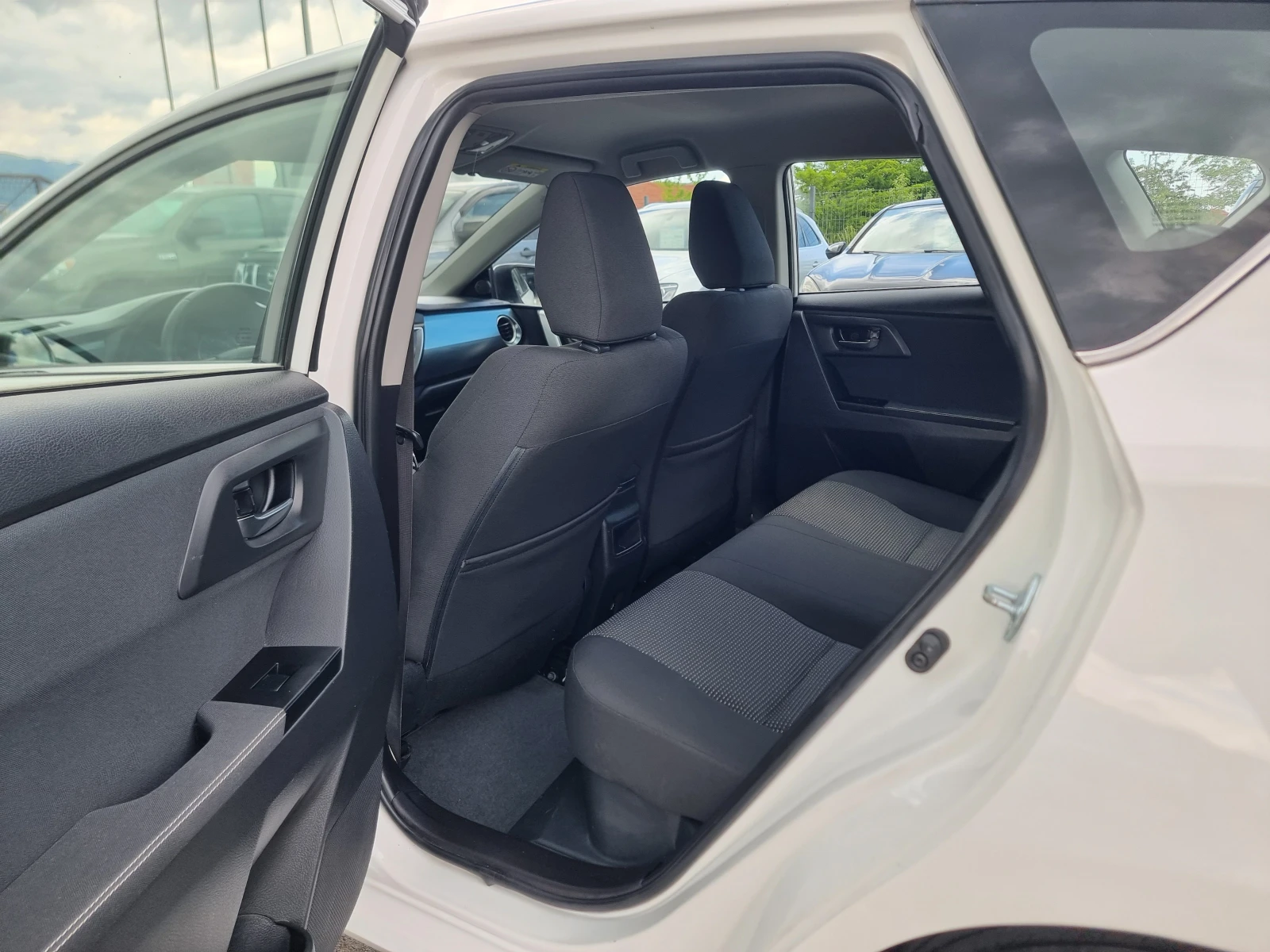 Toyota Auris 1.8 HYBRID, снимка 11 - Автомобили и джипове - 54565830