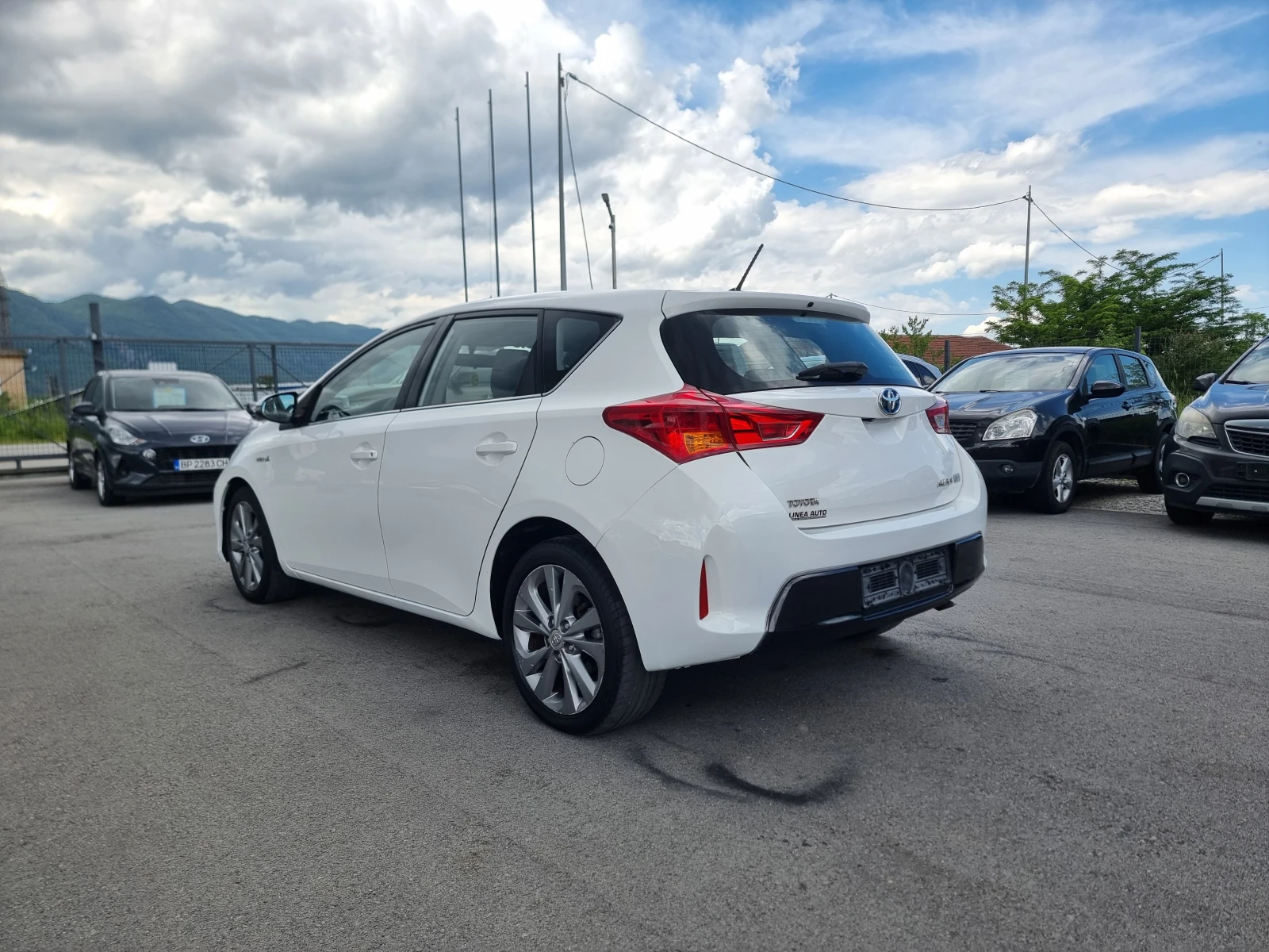 Toyota Auris 1.8 HYBRID, снимка 4 - Автомобили и джипове - 54565830
