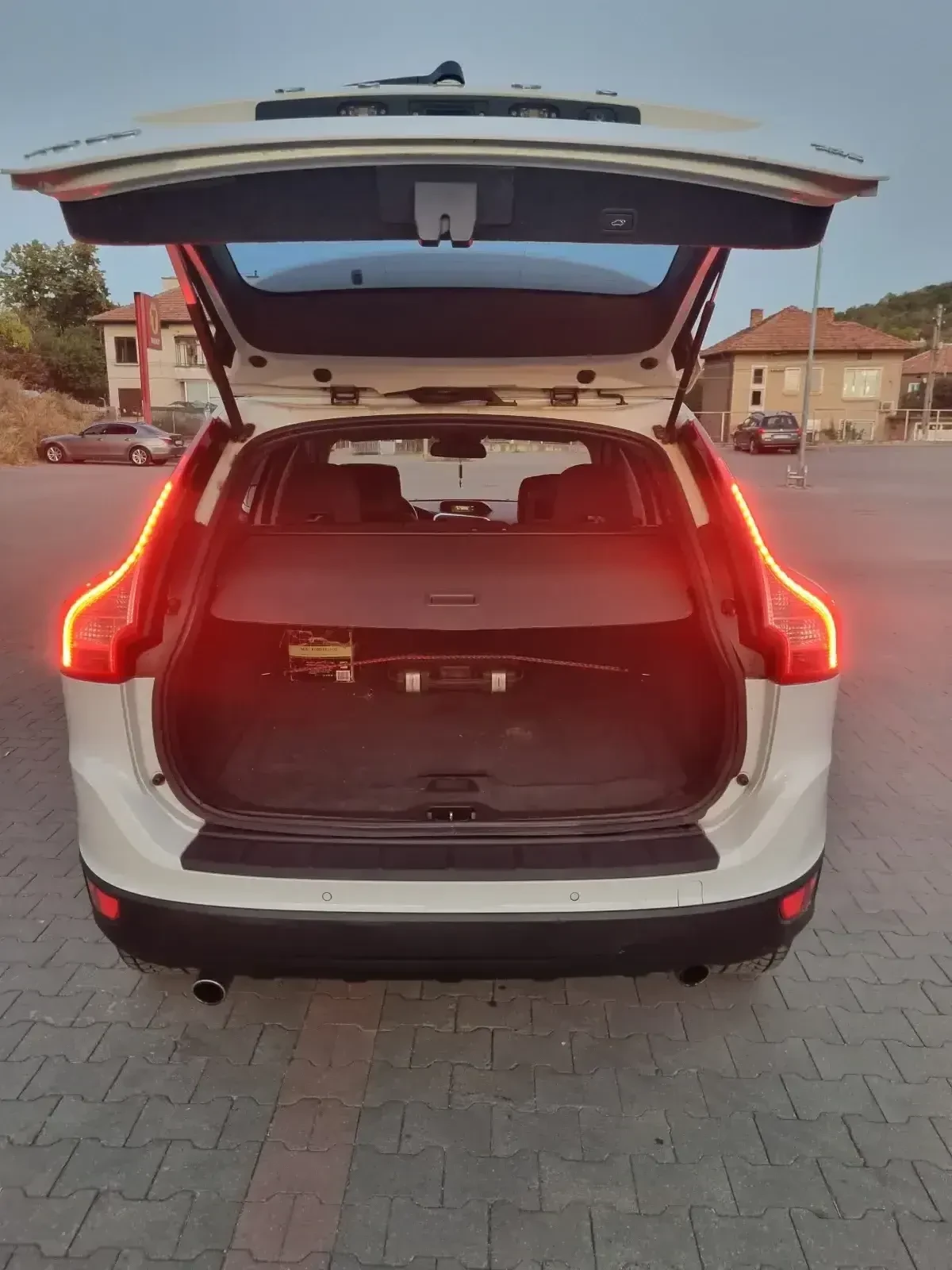 Volvo XC60 2, 4D 4x4 Avtomat, снимка 7 - Автомобили и джипове - 55825871