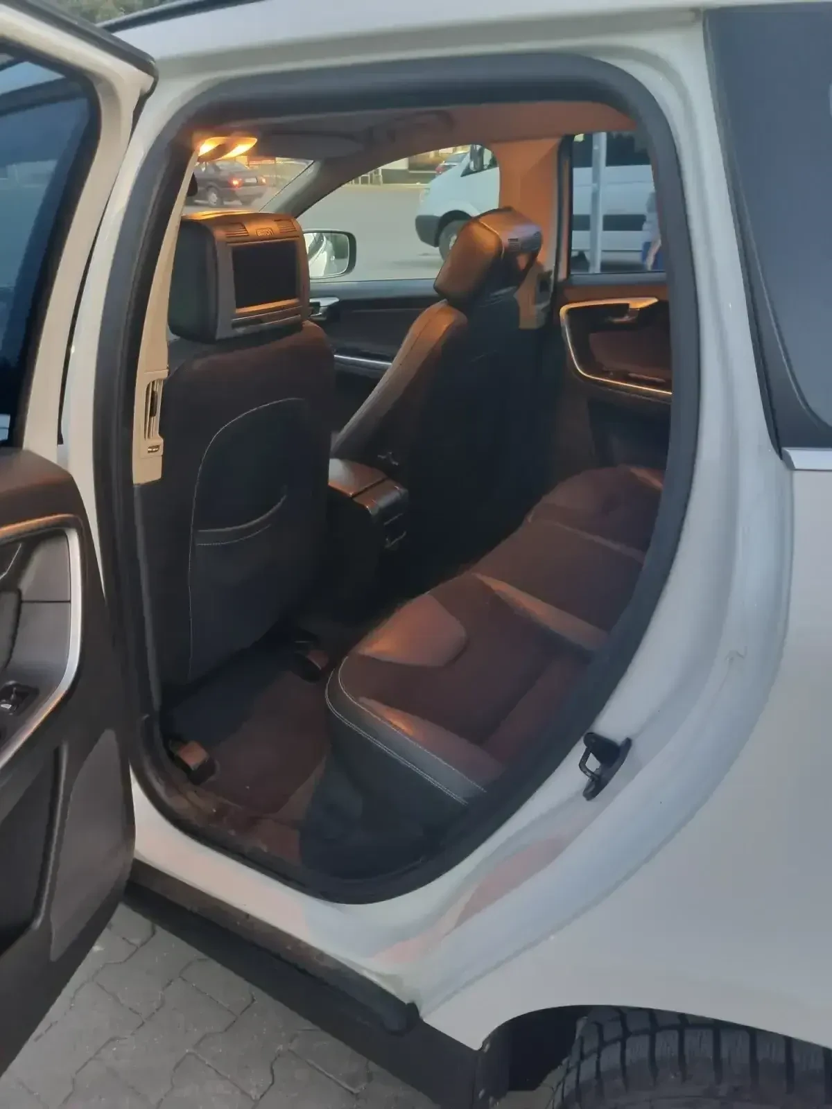 Volvo XC60 2, 4D 4x4 Avtomat, снимка 8 - Автомобили и джипове - 55825871