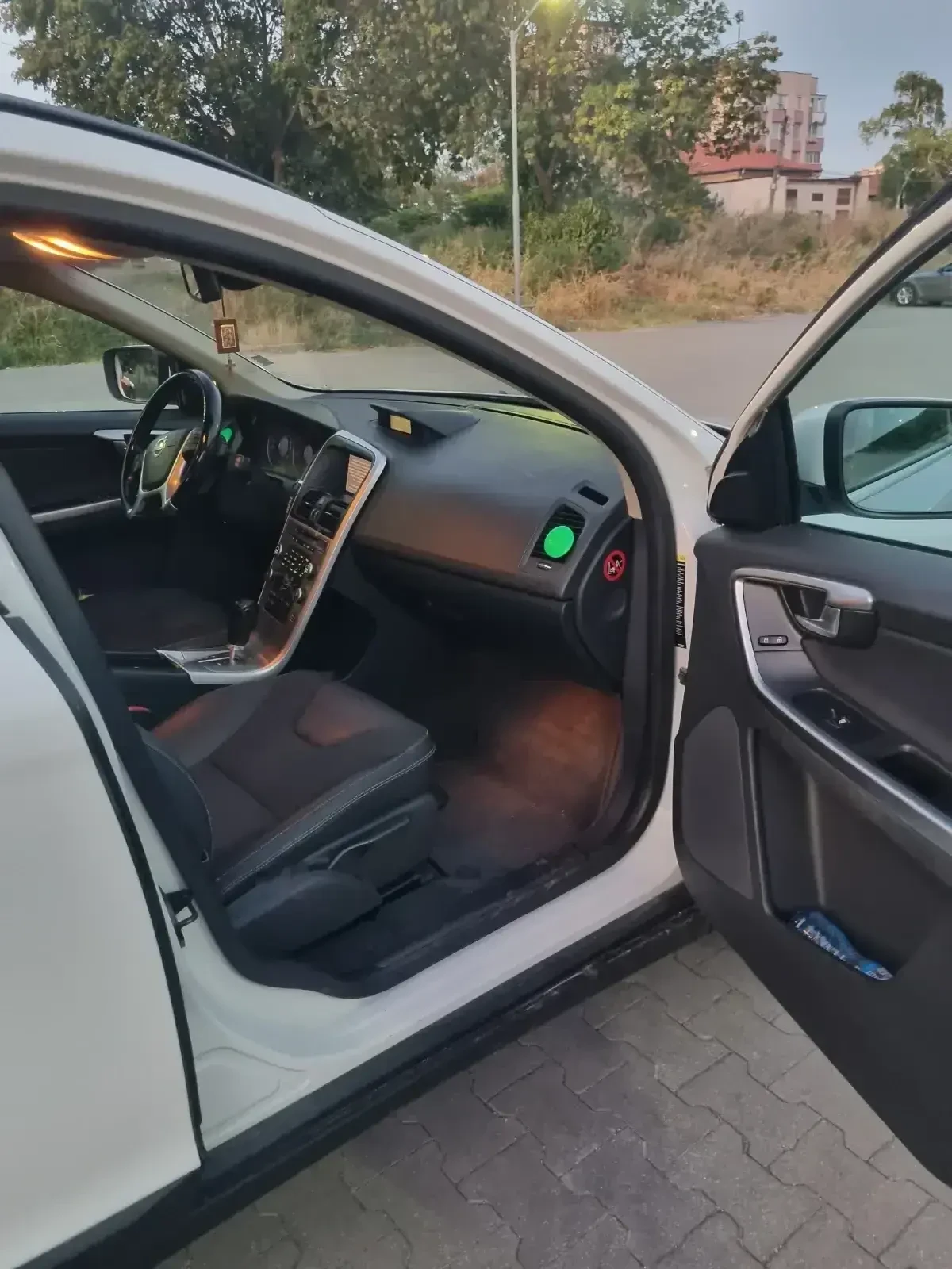 Volvo XC60 2, 4D 4x4 Avtomat, снимка 11 - Автомобили и джипове - 55825871