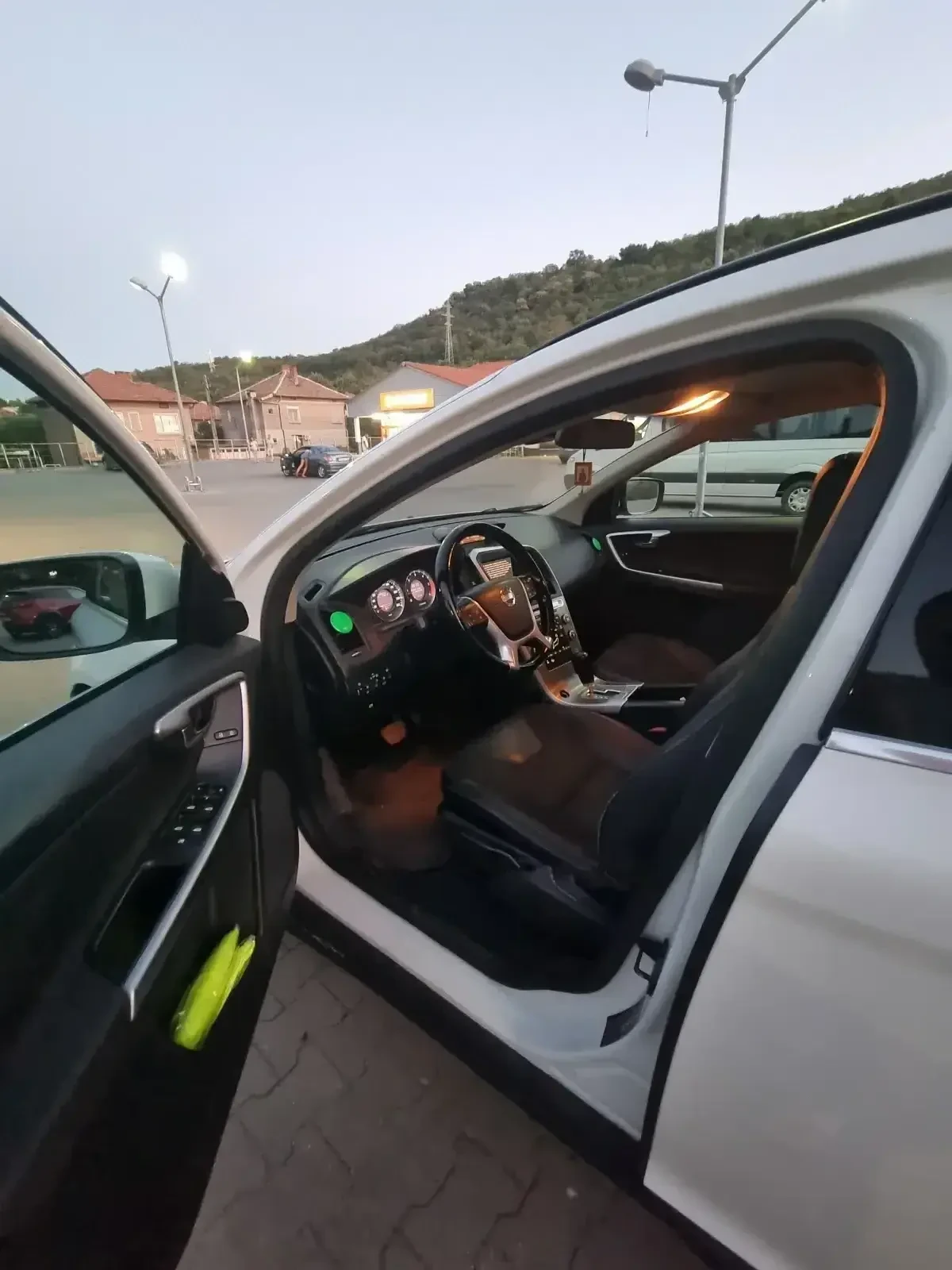 Volvo XC60 2, 4D 4x4 Avtomat, снимка 12 - Автомобили и джипове - 55825871