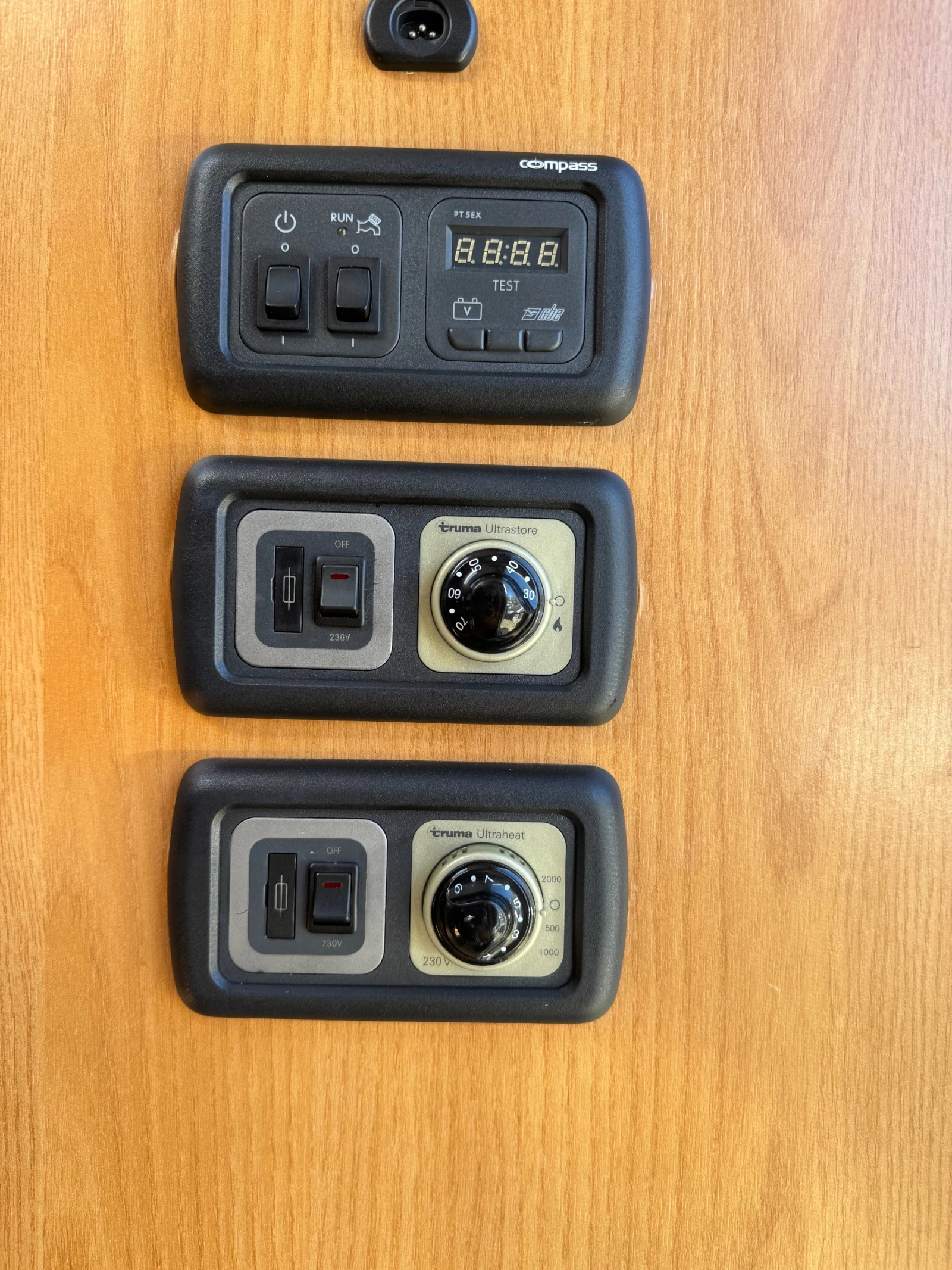 Каравана Compas Omega 484, снимка 17 - Каравани и кемпери - 53916776