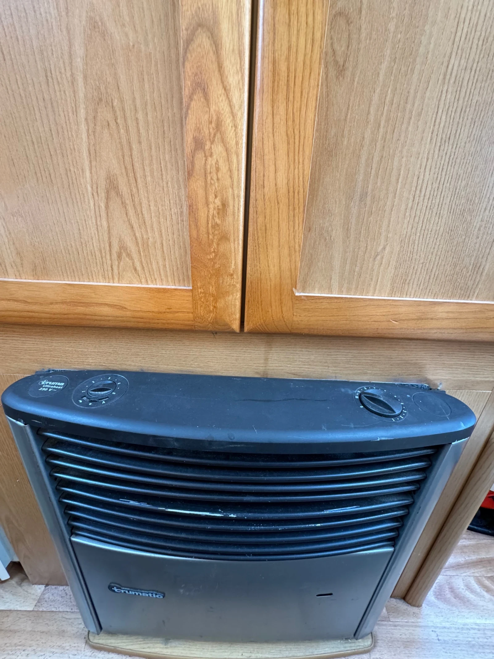 Каравана Compas Omega 484, снимка 13 - Каравани и кемпери - 53916776