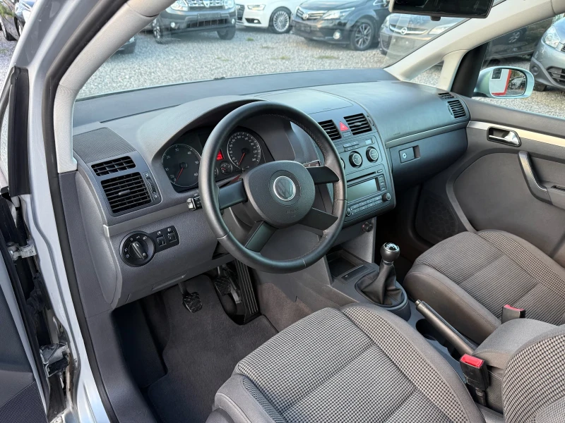VW Touran 1.9TDI 105кс Обслужен/Нови Зимни гуми/Регистриран, снимка 9 - Автомобили и джипове - 51897171