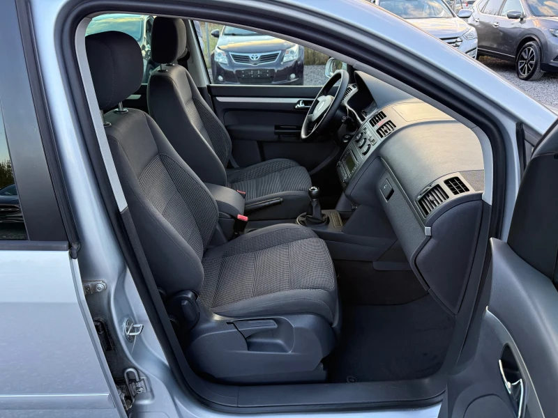 VW Touran 1.9TDI 105кс Обслужен/Нови Зимни гуми/Регистриран, снимка 11 - Автомобили и джипове - 51897171