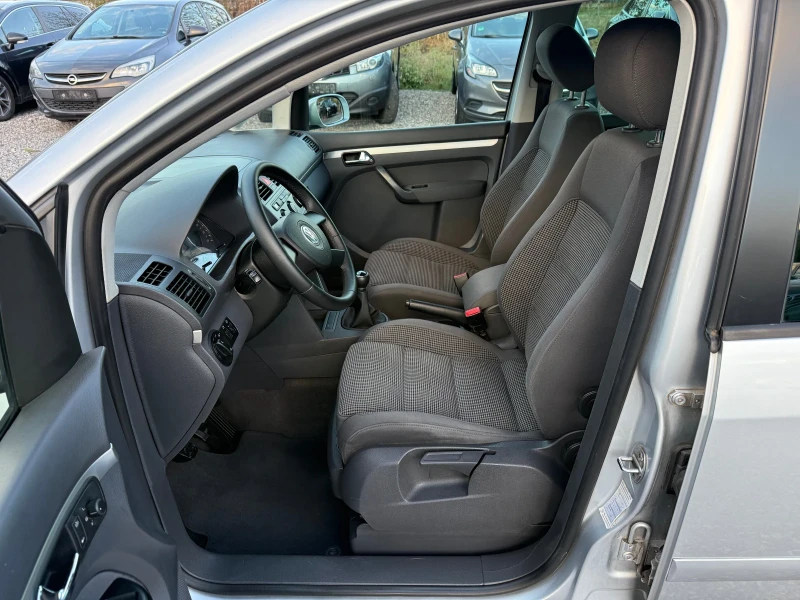 VW Touran 1.9TDI 105кс Обслужен/Нови Зимни гуми/Регистриран, снимка 10 - Автомобили и джипове - 51897171