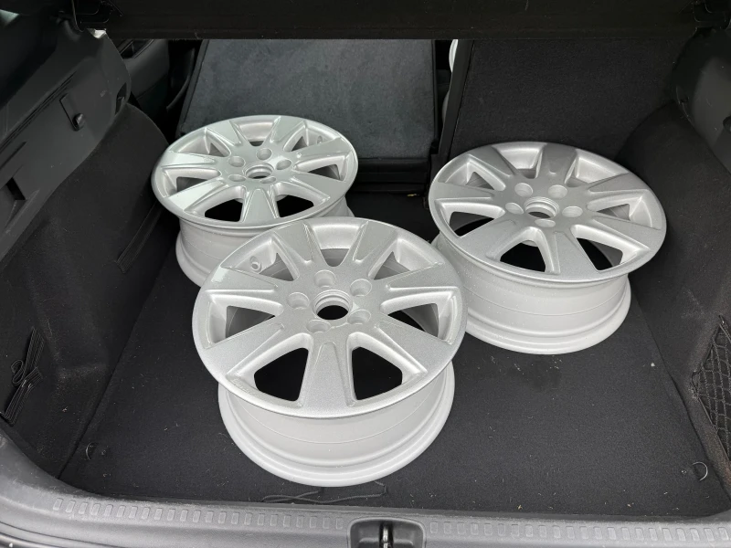 VW Touran 1.9TDI 105кс Обслужен/Нови Зимни гуми/Регистриран, снимка 16 - Автомобили и джипове - 51897171