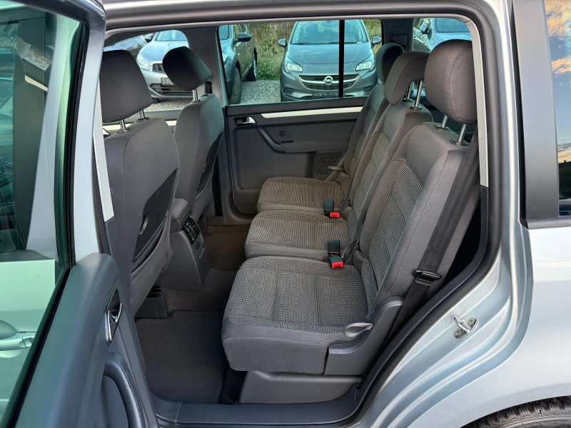 VW Touran 1.9TDI 105кс Обслужен/Нови Зимни гуми/Регистриран, снимка 12 - Автомобили и джипове - 51897171