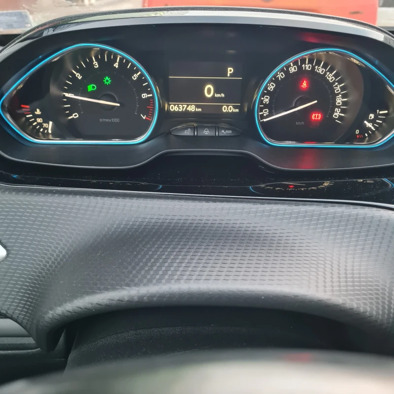 Peugeot 2008 1.2 Pure Tech, бензин, снимка 5 - Автомобили и джипове - 53083697