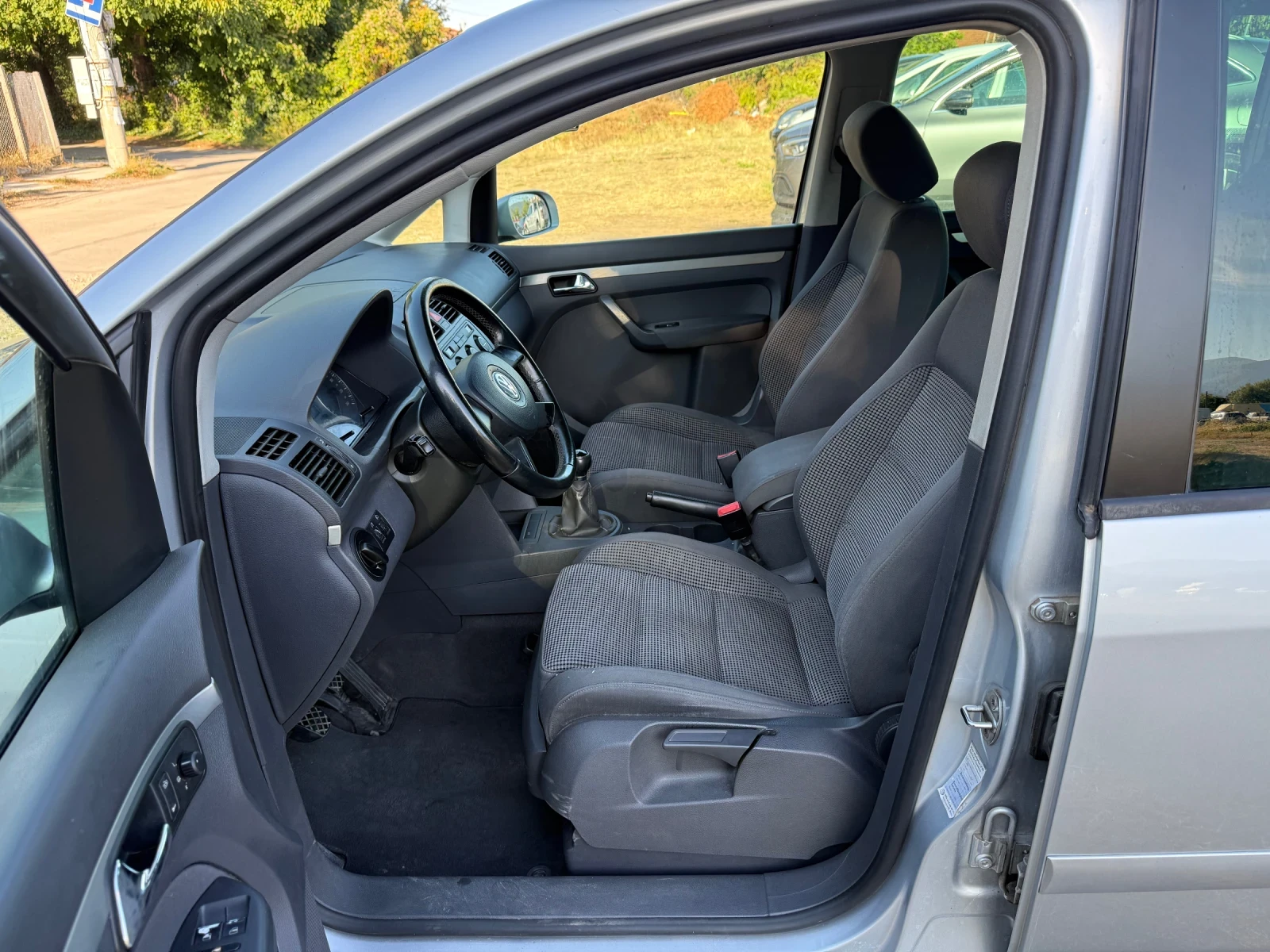 VW Touran 1.9TDI 105кс Обслужен/Нови Зимни гуми/Регистриран - изображение 9