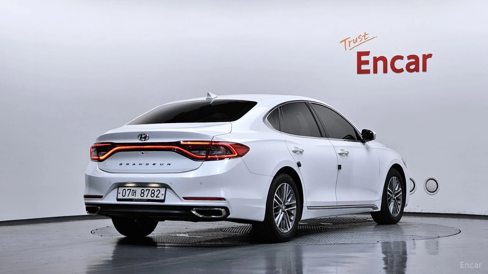 Hyundai Grandeur * ПАНО* KEYLESS* Camera* ПОДГРЕВ* LED* , снимка 2 - Автомобили и джипове - 55625784