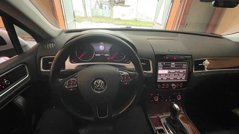 VW Touareg, снимка 14 - Автомобили и джипове - 48542869