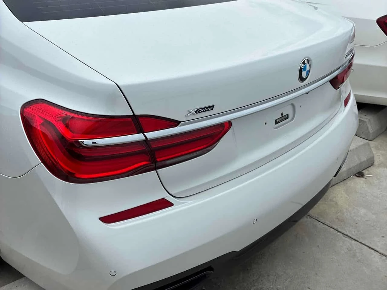 BMW 750 * 750i xDrive * CARFAX * БЕЗ ПЪРВОНАЧАЛНА ВНОСКА, снимка 4 - Автомобили и джипове - 55783053