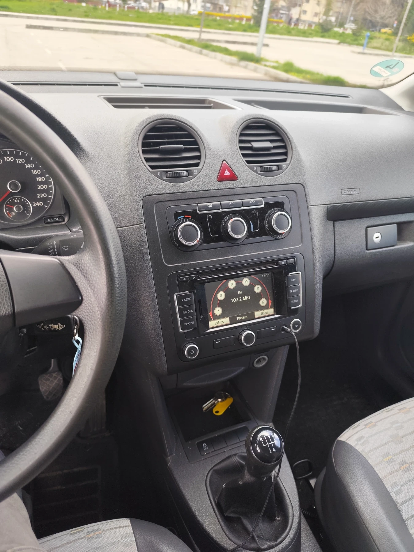 VW Caddy 1.6 tdi navi , снимка 9 - Автомобили и джипове - 55852037