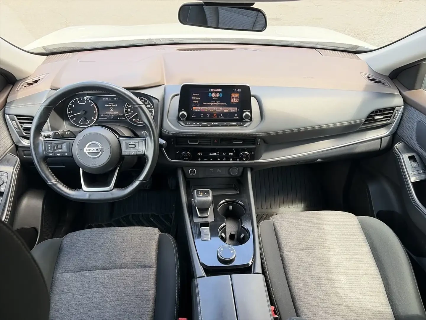 Nissan Rogue S AWD finished in Glacier White on Graphite cloth , снимка 16 - Автомобили и джипове - 54837788
