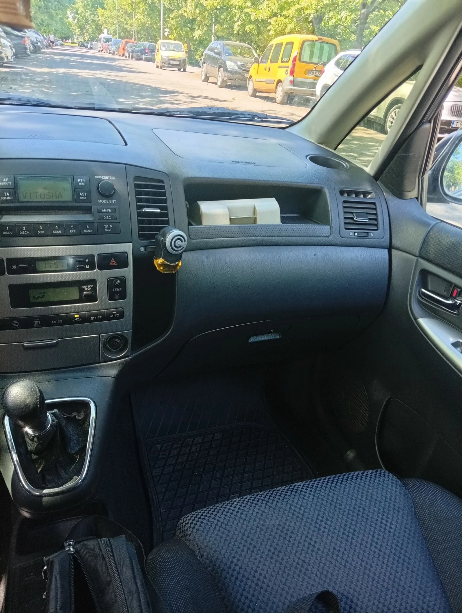 Toyota Corolla verso 2.0 D4D, снимка 7 - Автомобили и джипове - 54723593