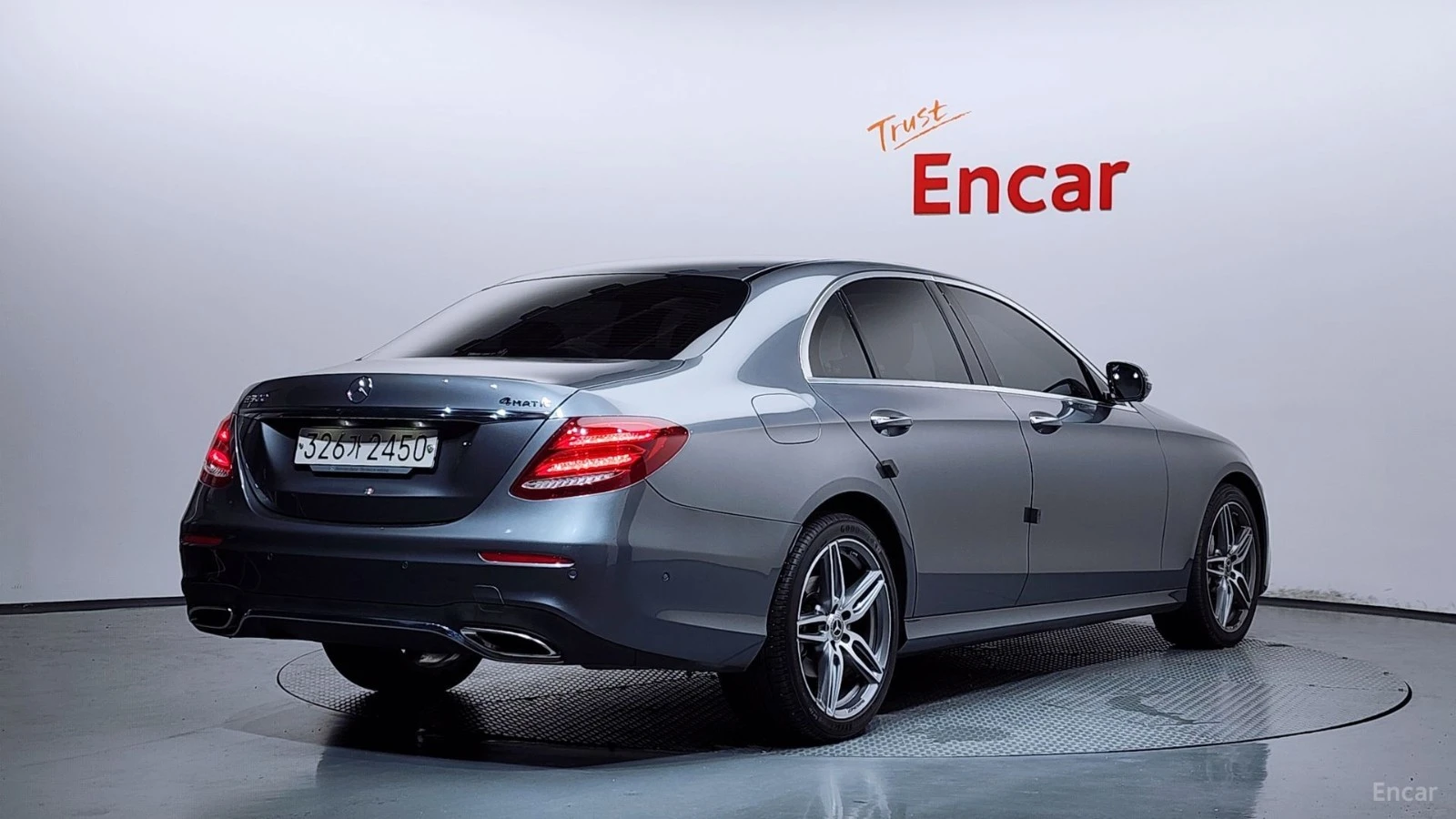 Mercedes-Benz E 300 4MATIC* 360* BURMESTER* DISTRONIC* ОБДУХ, снимка 2 - Автомобили и джипове - 55465439