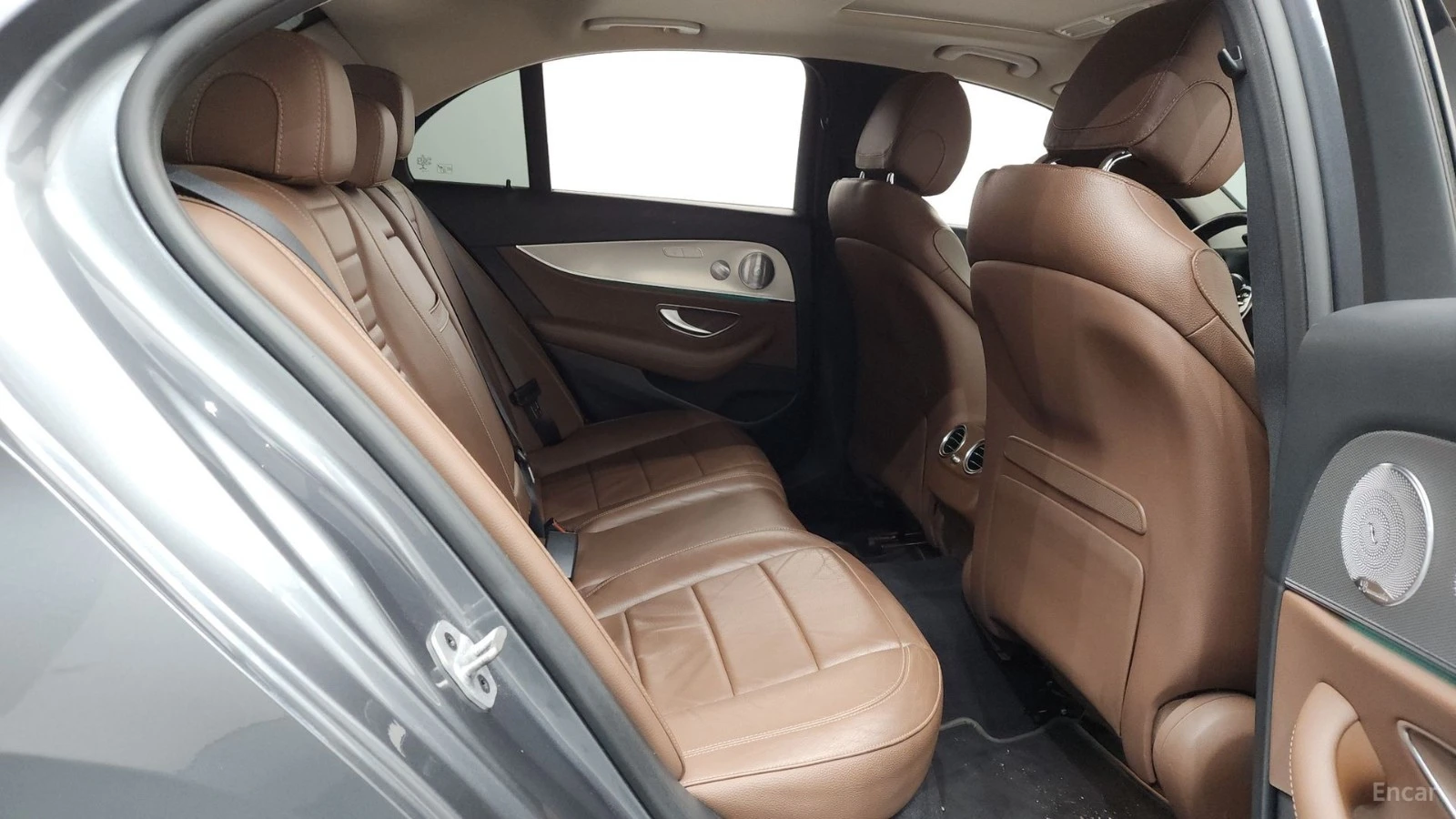 Mercedes-Benz E 300 4MATIC* 360* BURMESTER* DISTRONIC* ОБДУХ, снимка 14 - Автомобили и джипове - 55465439