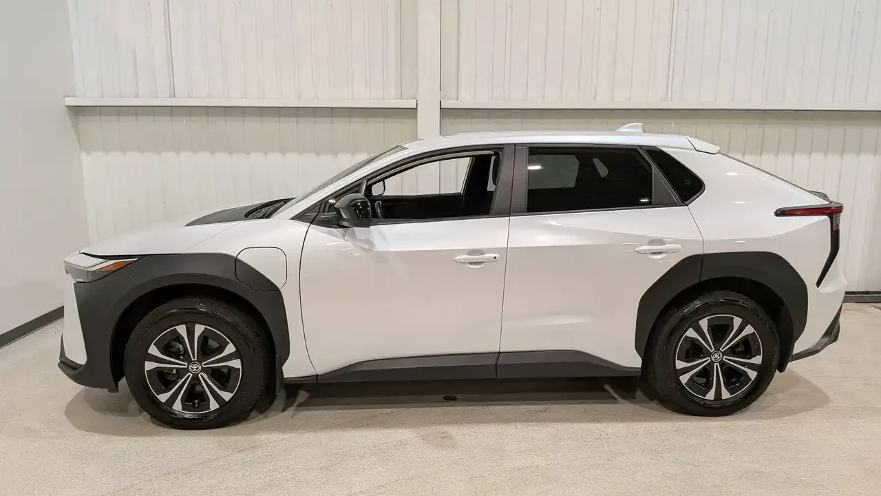 Toyota bZ4X XLE/ПОДГРЕВИ/ДИСТРОНИК/CARFAX/, снимка 3 - Автомобили и джипове - 56283347