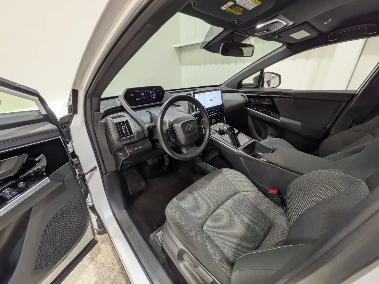Toyota bZ4X XLE/ПОДГРЕВИ/ДИСТРОНИК/CARFAX/, снимка 15 - Автомобили и джипове - 56283347