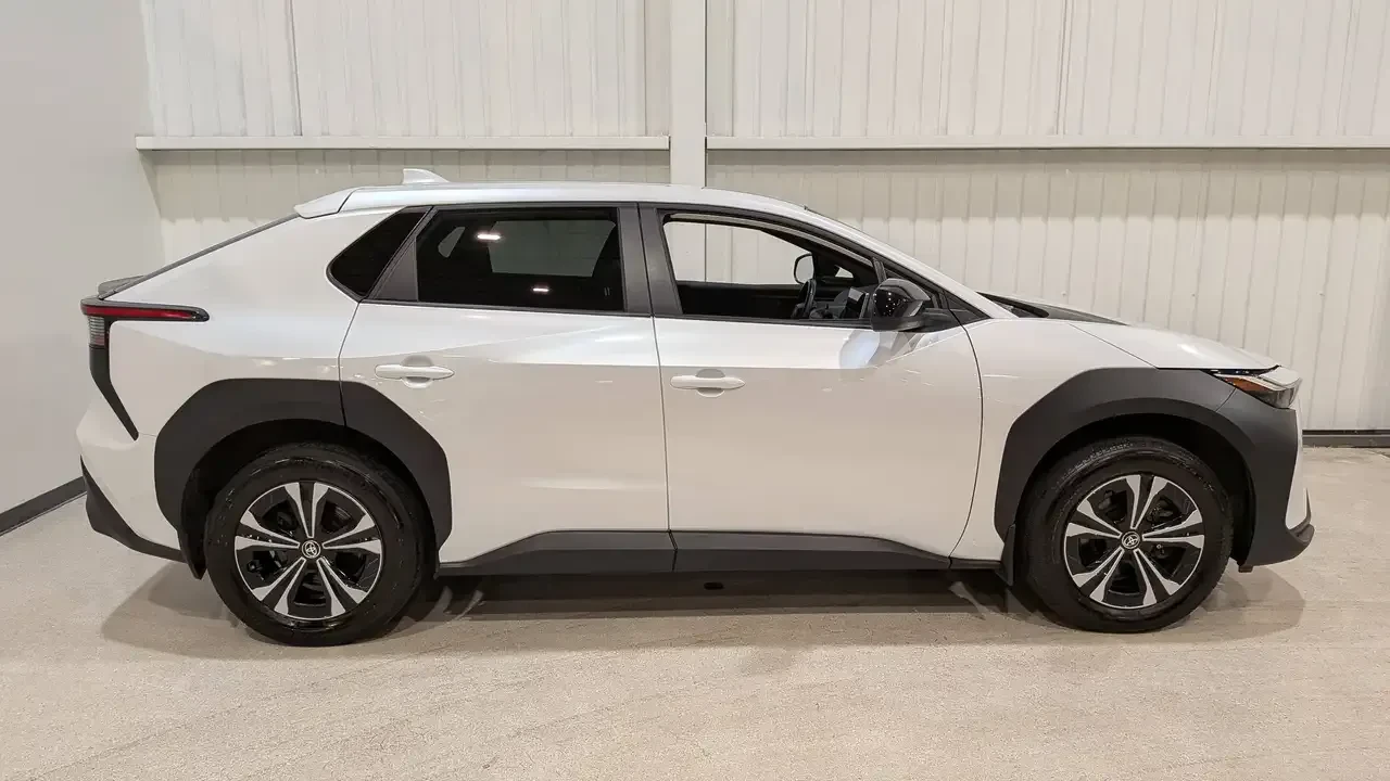 Toyota bZ4X XLE/ПОДГРЕВИ/ДИСТРОНИК/CARFAX/, снимка 4 - Автомобили и джипове - 56283347