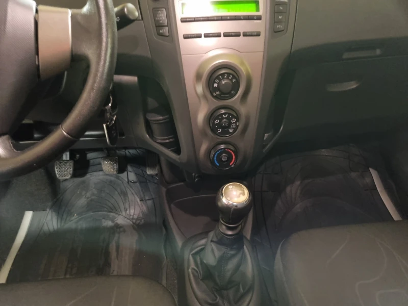 Toyota Yaris 1.3VVT-i, снимка 12 - Автомобили и джипове - 48177709