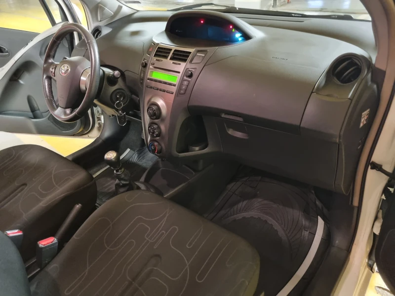 Toyota Yaris 1.3VVT-i, снимка 14 - Автомобили и джипове - 48177709