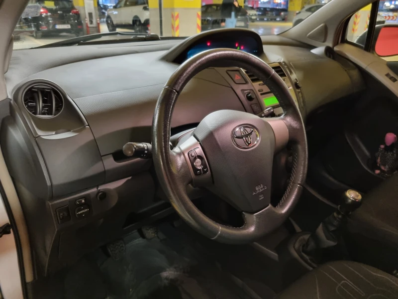 Toyota Yaris 1.3VVT-i, снимка 10 - Автомобили и джипове - 48177709