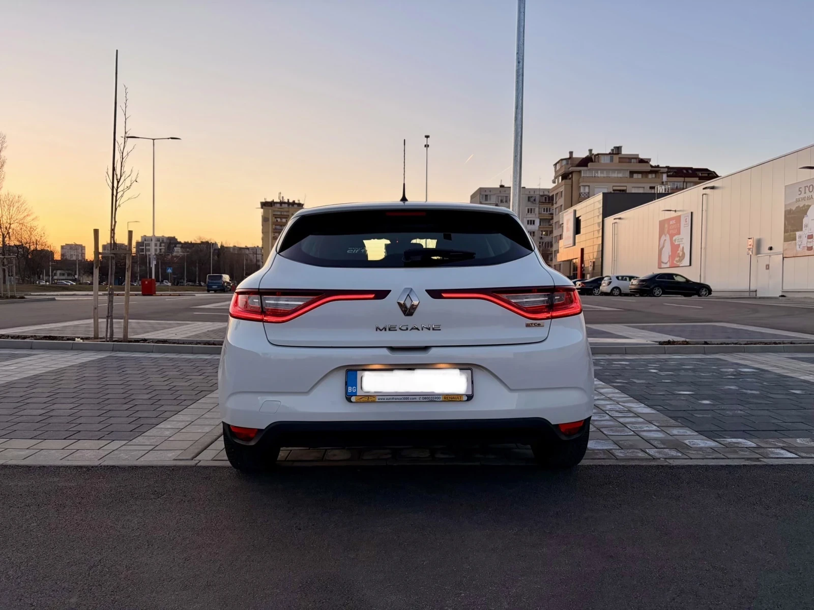 Renault Megane 1.3 TCe, снимка 11 - Автомобили и джипове - 53769735