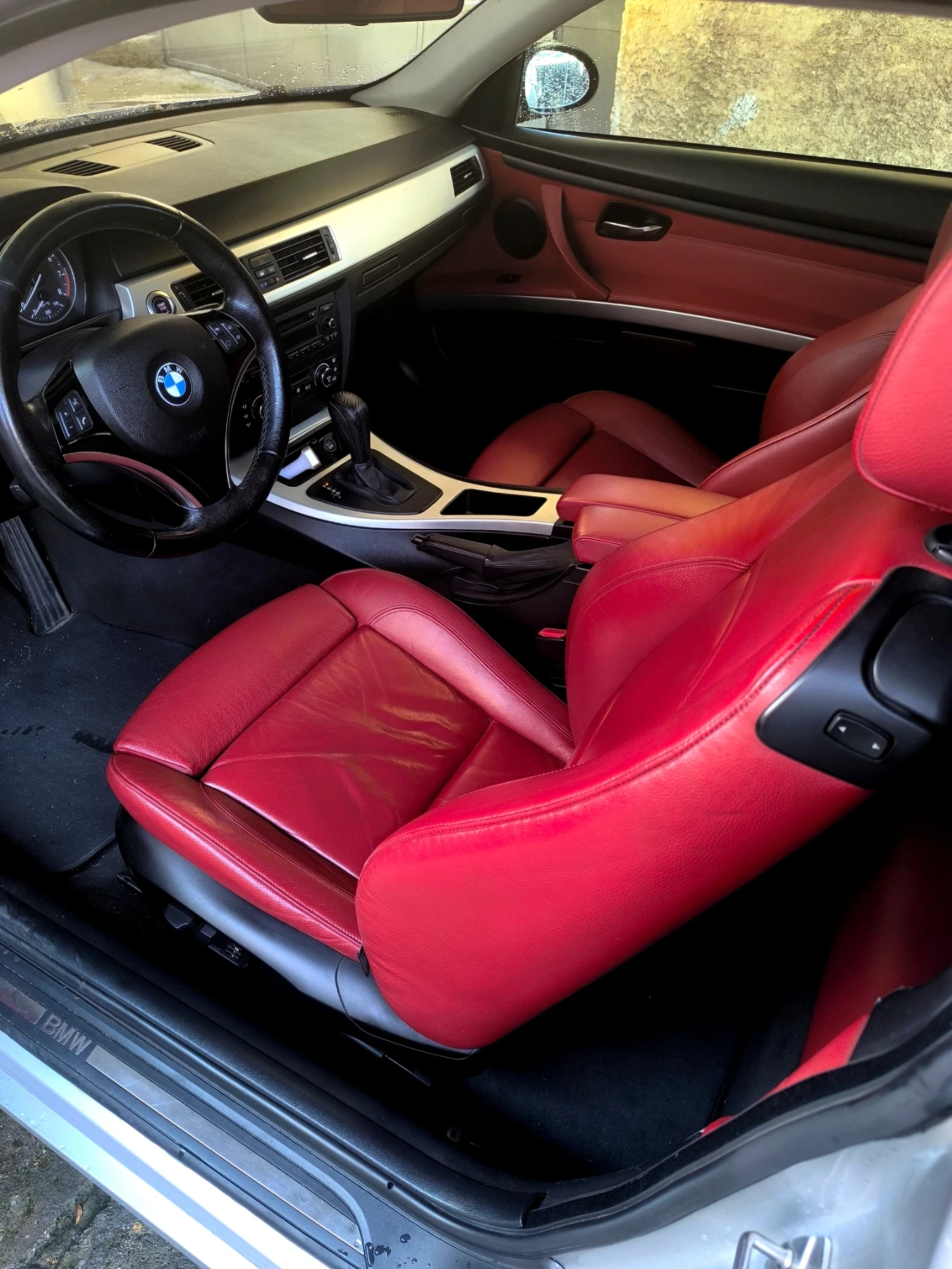 BMW 335 I Comfort Access | Червена кожа | Adaptive Xenon, снимка 6 - Автомобили и джипове - 55014354