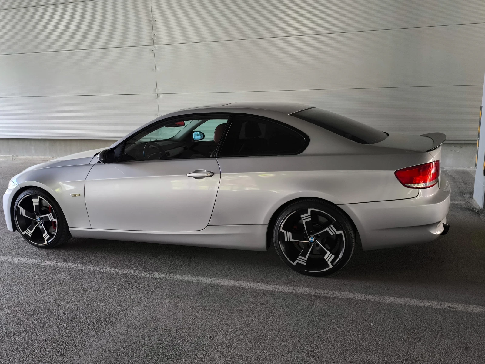 BMW 335 I Comfort Access | Червена кожа | Adaptive Xenon, снимка 3 - Автомобили и джипове - 55014354