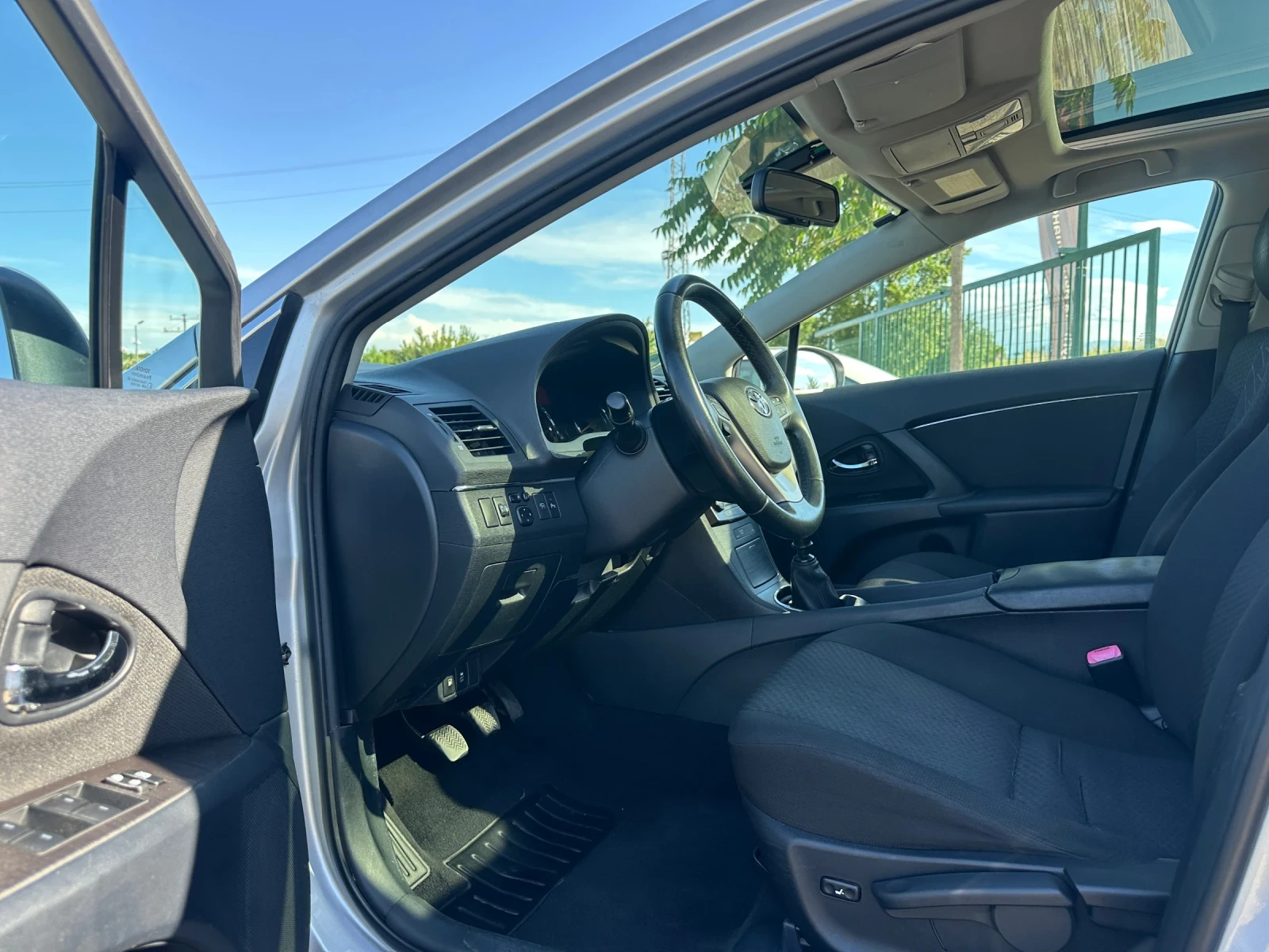 Toyota Avensis 2.0-Buisness-Edition+ CarPlay+ КАМЕРА-1Г-Гаранция, снимка 9 - Автомобили и джипове - 55228982